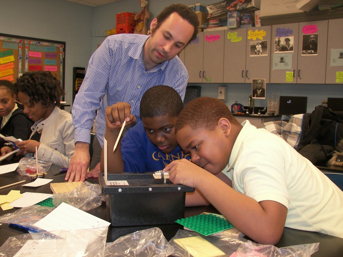 Students learn about atomic force microscopy as part of an after-school science program led by the University of Chicago’s Materials Research Center. ©University of Chicago
